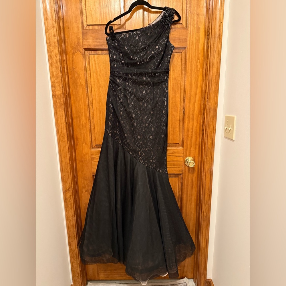 Terri Jon by Rickie Freeman Black One Shoulder Lace Dress